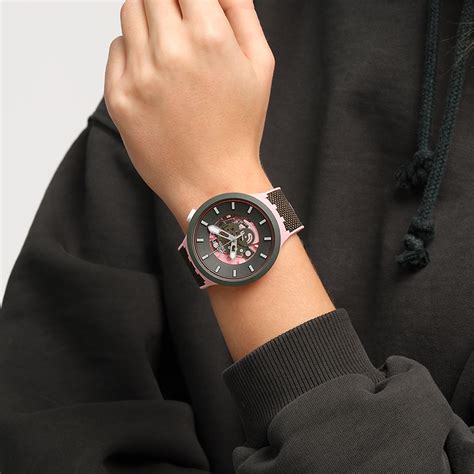 斯沃琪_率性对话经典 潮流焕发新生 瑞士斯沃琪全新推出创新性植物陶瓷SKIN超薄系列腕表|腕表之家xbiao.com