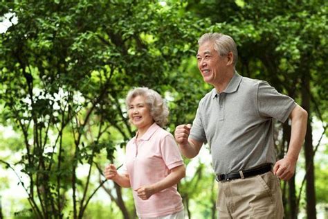 活到多少岁才算长寿？老年人应该如何健康，快乐地活着呢？__财经头条