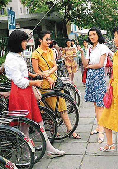 80年代电影《街上流行红裙子》,使色彩鲜艳裙子成为大街小巷时尚