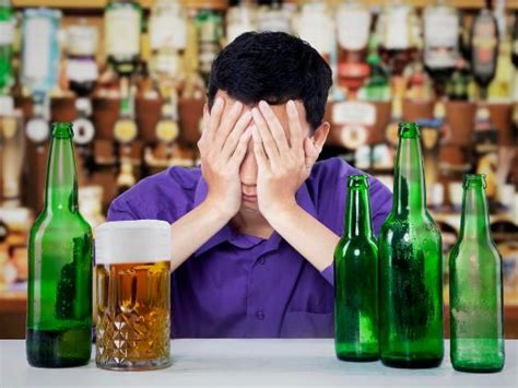 2023最新男人喝酒的图片伤感-男人喝酒的图片伤感大全-配图网