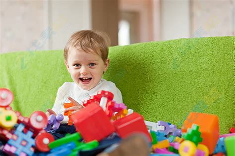 开心宝宝与玩具高清图片下载-找素材