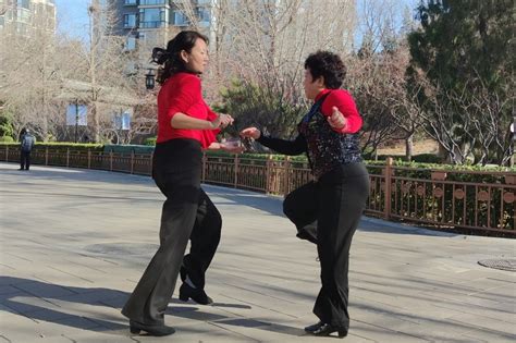 跳广场舞能减肥吗，跳广场舞的好处和坏处 - 桔子时尚网