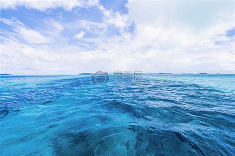 青海东台吉乃尔湖，十分清新的颜色，湖水的浅绿或深蓝+盐碱的白色