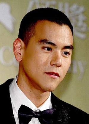 寸板是一种很常见的男性发型,也叫"板刷".