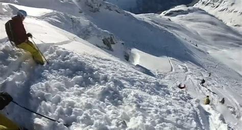 奥地利滑雪者意外遭遇雪崩 连人带雪滚下山坡_博览_环球网