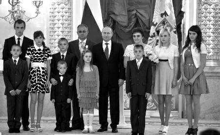 近日，普京在俄罗斯恢复了“英雄母亲”的荣誉称号，生育过十个以上孩子的女性，将获得“英雄母亲”的称号。该荣誉会在第十个孩子... - 雪球