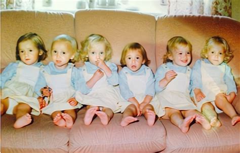 39年前，英国妈妈成功分娩6胞胎女儿，多年后全家合影令人感动