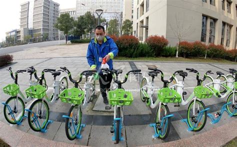 安徽安庆：共享单车消毒 保障出行安全-人民图片网