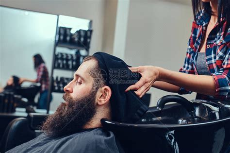 理发师在理发店给女孩洗头高清图片下载-正版图片503066305-摄图网