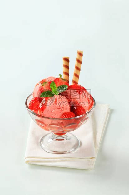 圣代冰淇淋配新鲜草莓高清图片下载-正版图片505396519-摄图网