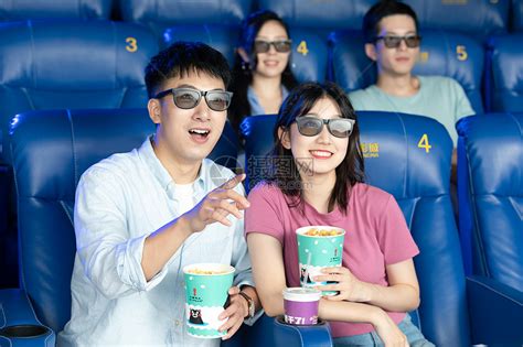 年轻情侣在影院看3D电影高清图片下载-正版图片501411555-摄图网
