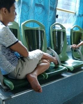 福州公交车上男子脱鞋翘脚跨座位 一人占两座位 - 社会 - 东南网
