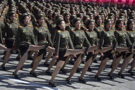 朝鲜建国70周年阅兵，女兵方阵英姿飒爽，让韩国人造美女黯然失色