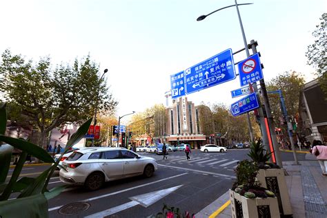 视频+多图丨带你逛马路之上海的“时尚之源”——最繁华的商业街之一【淮海中路】_视觉 _ 文汇网