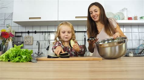 妈妈和女儿在厨房煮饭mov格式视频下载_正版视频编号3725512-摄图网