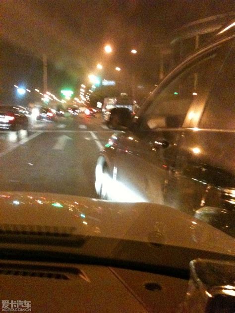 泰安一路口施划“非机动车前置等待区”，避免争抢绿灯发生事故！