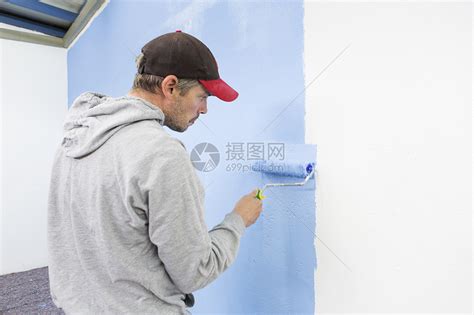 在墙上刷漆的工人高清图片下载-正版图片501836946-摄图网