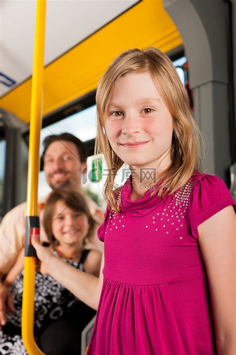 孕妇公交车上要小孩给自己让座，小朋友立马回复仨字：就不让！