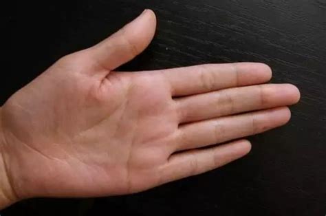 手相大师：食指和无名指一样长，寓意运势是什么？看你有没有？_腾讯视频