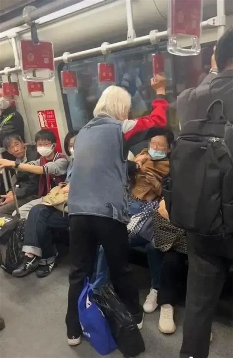 地铁一老人为了让他人给自己让座，向座位洒水威胁，被众人指责|地铁|让座|指责_新浪新闻
