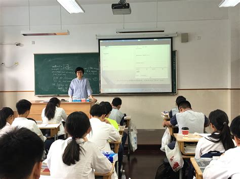 高三年级召开综评网研究性课题填报主题校会课-上海市敬业中学