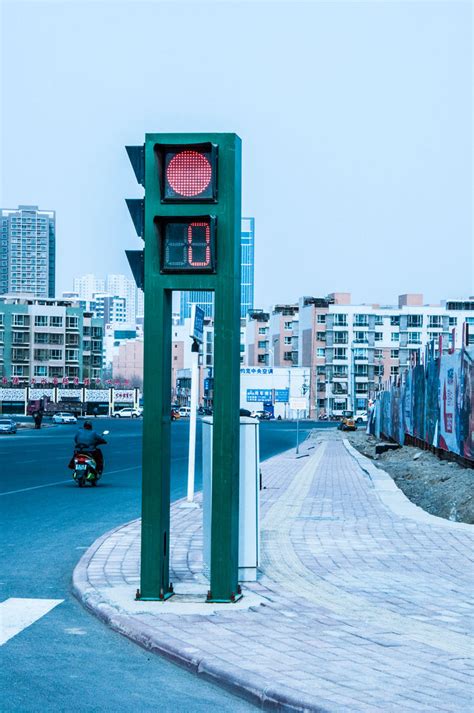 重庆路边现神奇按钮 行人可自己控制红绿灯|红绿灯|行人|按钮_新浪新闻
