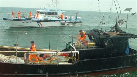 台湾海峡载11人渔船事故救援现场