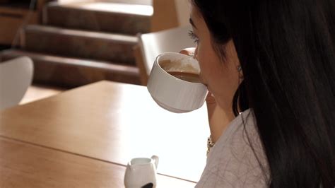 女孩在咖啡馆喝一小口咖啡mov格式视频下载_正版视频编号3712206-摄图网