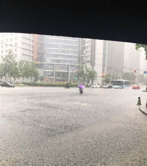 【图集】北京遭暴雨袭击：街道成河，车辆被淹没，市民淌水上班
