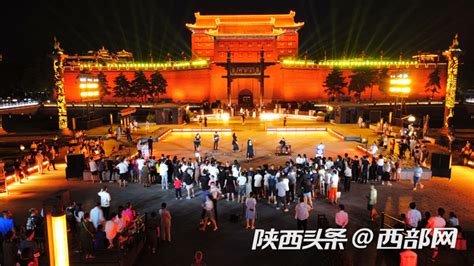 陕西西安：广场舞展演引领新风尚-新华网