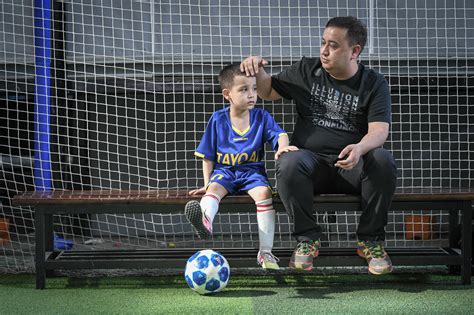 新疆6岁足球神童各种花式过人 梅西C罗的招他都会
