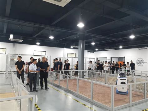 中国最大智能机器人仓库启用 拣货效率至少提升三倍_凤凰科技