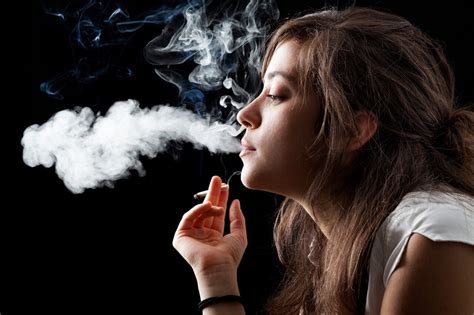 黑色背景上抽烟的女人图片下载 - 觅知网