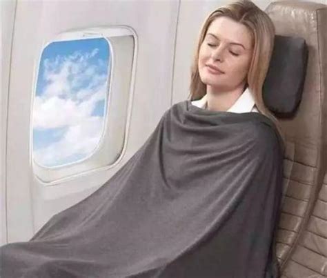 飞机上御寒用的“毛毯”在下飞机时可以带走吗？不同航司有不同要求_毯子