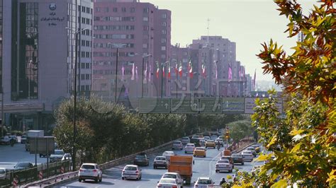 伊朗首都德黑兰标志性建筑自由塔亮起中国红：中国加油！武汉加油！