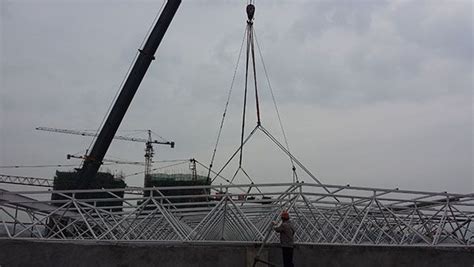 不锈钢料场改造工程第一榀网架吊装_酒钢集团