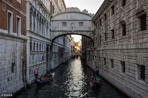 威尼斯运河水面上的小艇图片-圣玛丽亚大教堂前的小艇素材-高清图片-摄影照片-寻图免费打包下载