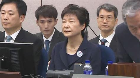 “他陪我度过最痛苦的5年!” 朴槿惠穿粉色西服出镜 力挺律师竞选市长