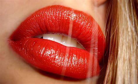 美诱丰满的红唇-浓郁的异域色彩-欧莱凯设计网