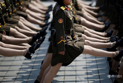 朝鲜阅兵弹簧步 女兵不会踢飞鞋有妙招_福田网