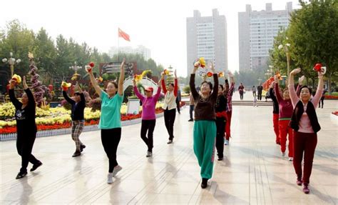 广场舞《北京的金山上》欢快的曲子，好看的舞蹈，魅力朵朵舞蹈队_凤凰网视频_凤凰网