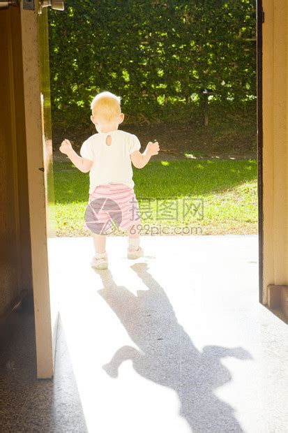 站在门口的蹒跚学步的孩子高清图片下载-正版图片502664557-摄图网