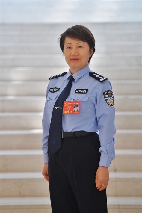 穿警服的社区副书记：不负重托，带领居民战疫复产克难题-千龙网·中国首都网