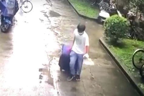痛惜！5岁女孩过马路被公交车撞死 母亲当场哭晕 - 四川 - 华西都市网新闻频道