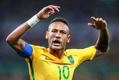GIF：内马尔任意球直接破门！巴西1-0领先_虎扑国际足球新闻