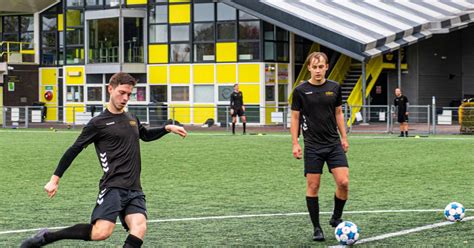 Voetbalclub CJVV en sportorganisator Jaap Hengeveld ontvangen ...