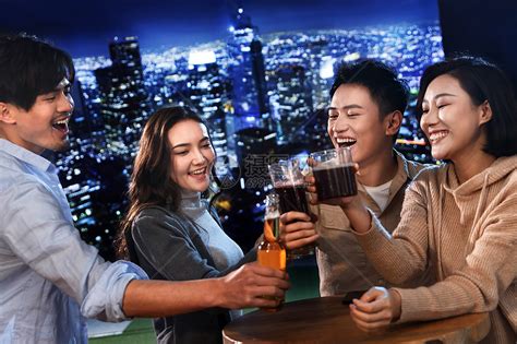 快乐的青年人在酒吧喝酒高清图片下载-正版图片507674269-摄图网