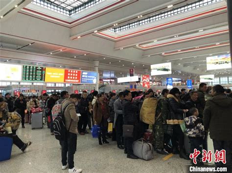 补票补了两万块，又见旅客在车上吃零食，杭州高铁列车长：这才是春运，才有年味|春运|旅客|车厢_新浪新闻