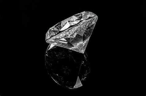 实现钻石自由！河南成全球最大的人造钻石基地 “钻石恒久远，一颗永流传。”戴·比尔斯的一句广告语，这么多年来让无数的人为之心动，导致钻石的价格一 ...