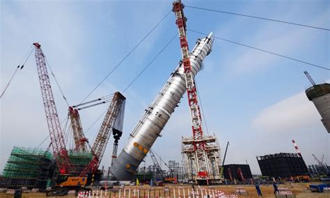 广东石化炼化一体化项目成功就位 刷新亚洲最重塔器吊装纪录